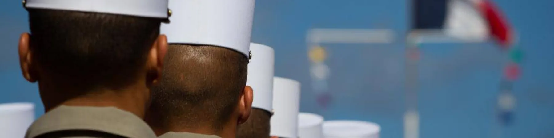 Plusieurs soldats sont en position, de dos.