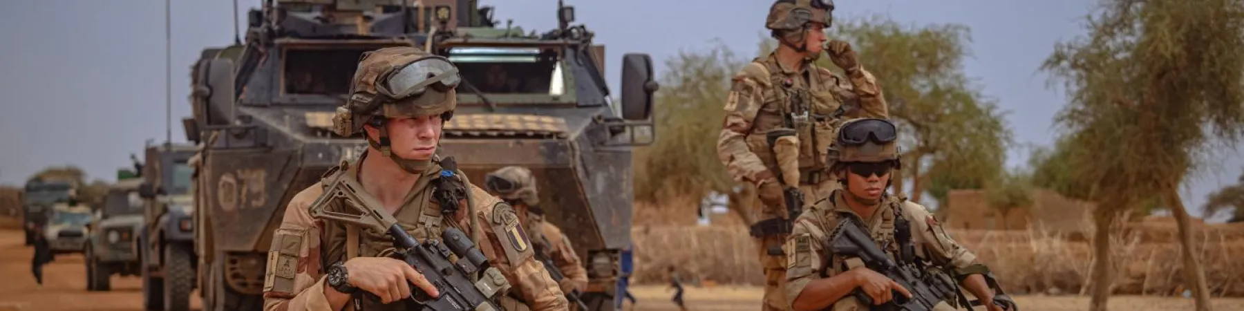 2 soldats du 1er Régiment Etranger de Génie sont en position