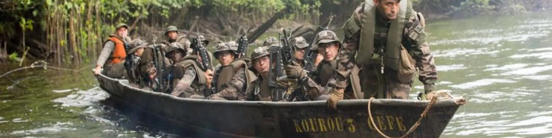 Soldats du 3e REI en uniforme et gilets de sauvetage, naviguant sur une pirogue à moteur dans la forêt amazonienne.